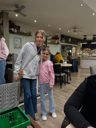 Dnes jsme navštívili s Maruškou Dýňobraní 🎃🍁 v Teplicích v @dvorakasyn 🏡🪴👨‍🌾 Potkali jsme fanoušky a spec. pozdrav...