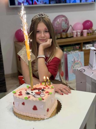 🎂✨ Včera si Zuzka užila krásnou oslavu svých 13. narozenin 💖 Dnešek je ten velký den – Zuzka má narozeniny právě dnes! 🥳...