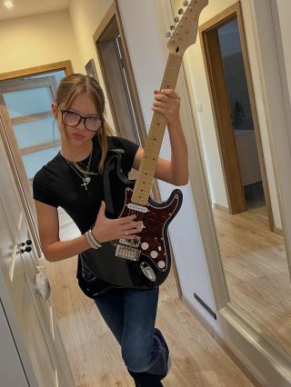 Zuzka si moc přála k narozeninám el. kytaru 🎸❤️‍🔥 Nechce chodit na hodiny, chce si jen tak brnkat jako samouk. Nějaké...